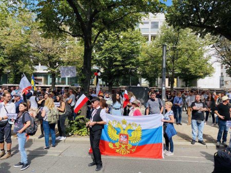 В Берлине вышли на протест 30 тысяч человек — в толпе видны флаги России и ДНР (ФОТО, ВИДЕО)