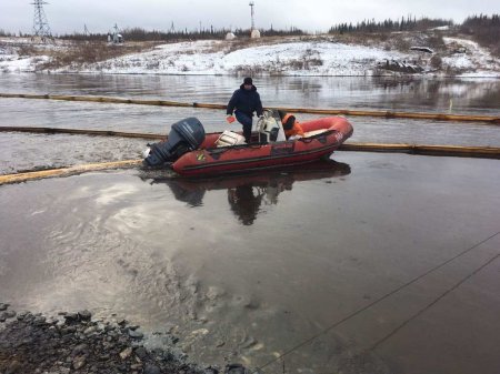 Новое экологическое ЧП в России: нефтепродукты попали в реку в Ненецком АО (ФОТО)