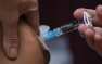 В одной из стран на прививку от COVID-19 записались 100 тыс. человек за сут ...