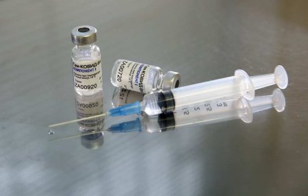 Премьер Словакии резко ответил на призывы отказаться от вакцины «Спутник V»