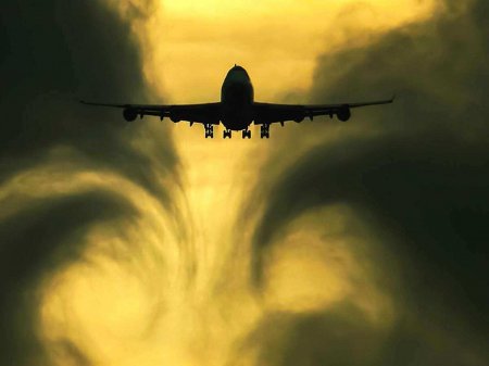 Первые самолёты поднялись в небо из аэропорта Кабула