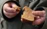 Это Украина: пенсионер съел хлеб с мемориала Голодомора во время траурной а ...