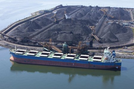На Украину прибыло первое судно с углем из США