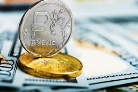 США и Евросоюз могут ограничить обмен рубля, — Bloomberg