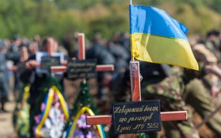 Типичная Украина: на Закарпатье пара торговала цветами, украденными с могил ВСУ (ВИДЕО)