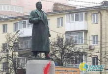 В Днепропетровске снесли памятники Горькому и Чкалову
