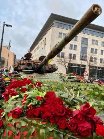 Немцы завалили выставленный в Берлине подбитый российский танк цветами