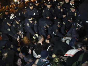 Полугодовой юбилей "Захвати Уолл-стрит" закончился стычками с полицией