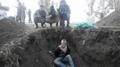 Укрофашисты фотографируются с жертвами
