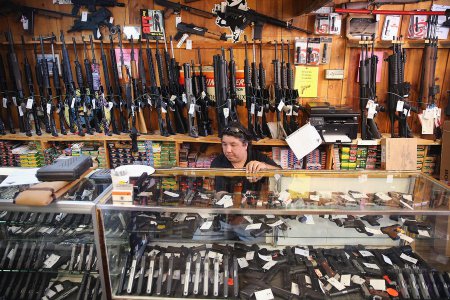 Меч, гранаты, пистолеты: американцы всё чаще пытаются провезти оружие в ручной клади