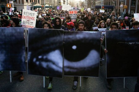 Десятки тысяч человек вышли на акцию протеста в Нью-Йорке