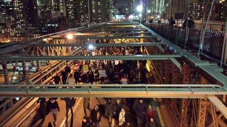 Протесты в Нью-Йорке: Демонстранты заблокировали Бруклинский мост