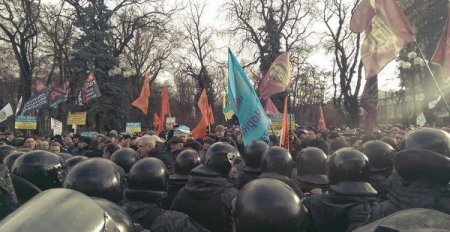 Протестующие постепенно отходят от Рады, двигаясь к м. Арсенальная — СМИ