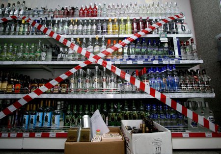 Владимира Путина попросили не снижать цену на водку