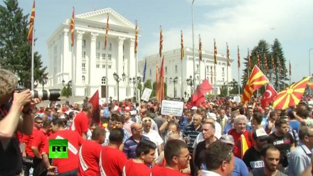 В Македонии проходит многотысячный митинг сторонников оппозиции — прямая тр ...