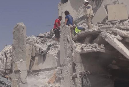 Самолёт сирийских ВВС упал на жилой квартал, десятки человек погибли