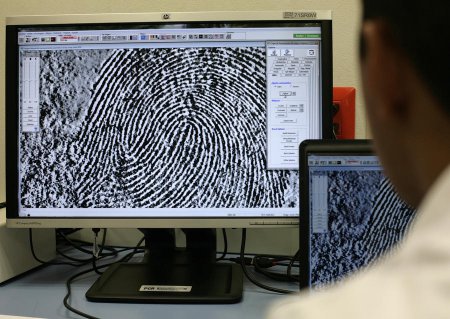 Хакеры рассказали о способах кражи отпечатков пальцев у владельцев устройст ...