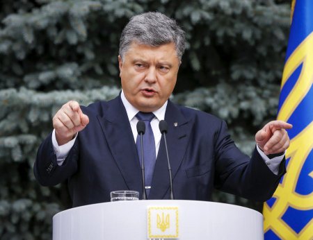 Пётр Порошенко в интервью западным СМИ обвинил Россию в организации беспорядков в Киеве