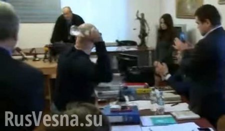 Правосудие по-украински: нардеп запустил бутылкой в судью, вступившись за Корбана (ВИДЕО)