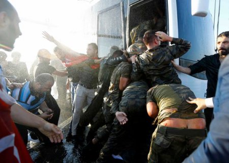 Сдавшихся турецкой полиции военных публично высекли