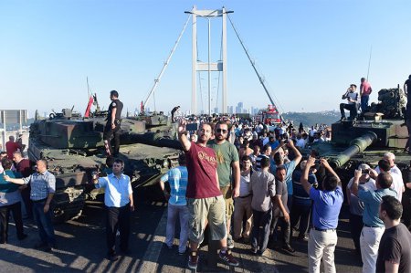 Сдавшихся турецкой полиции военных публично высекли