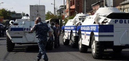 Снайпер убил полицейского возле захваченного здания ППС в Ереване