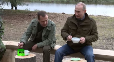 Путин и Медведев отведали ухи вместе с рыбаками в Новгородской области