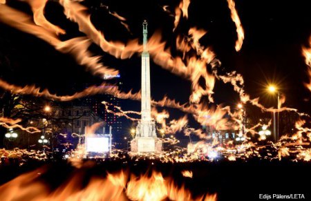 В Риге несколько тысяч националистов провели факельное шествие