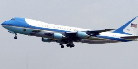 СМИ узнали о сближении неизвестного самолета с бортом Трампа