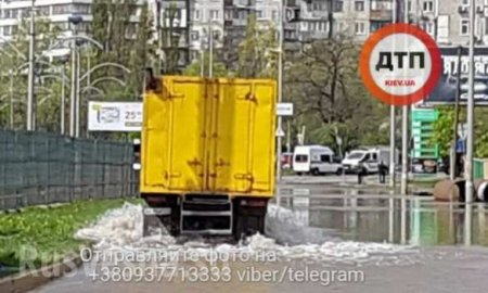 Потоп в Киеве: прорыв трубы парализовал движение (ФОТО, ВИДЕО)