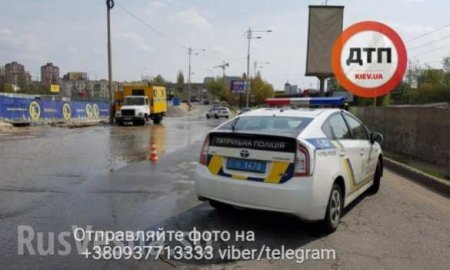 Потоп в Киеве: прорыв трубы парализовал движение (ФОТО, ВИДЕО)