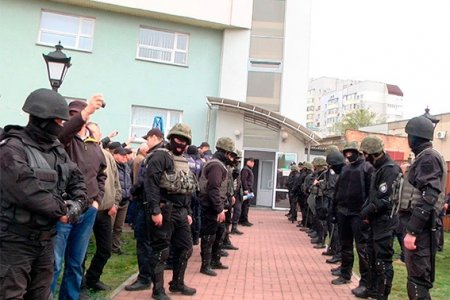 В Черкассах вооруженные люди захватили облэнерго (ФОТО, ВИДЕО)