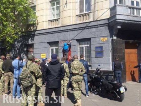 В Одессе вандалы-неонацисты изуродовали мемориальную доску маршалу Жукову (ФОТО)