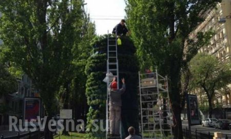 В центре Киева из памятника Ленину сделали вертикальную грядку (ФОТО)