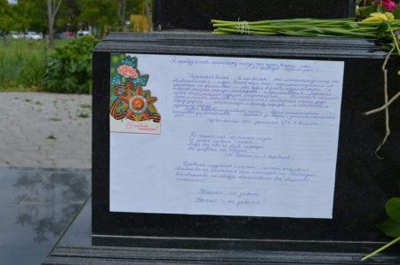В Одессе несут цветы к памятнику Жукову