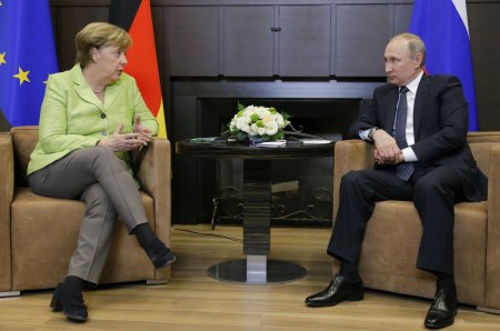 Вызвали на ковёр: зачем Меркель пригласила Порошенко в Берлин