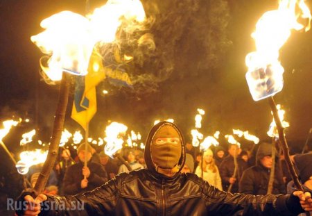 Трогательное единение: Неонацисты «подстрахуют» полицию у посольства России в Киеве