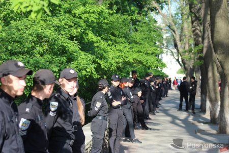 Вооруженные сбушники и бронетехника: что происходит в Одессе в годовщину трагедии в Доме Профсоюзов
