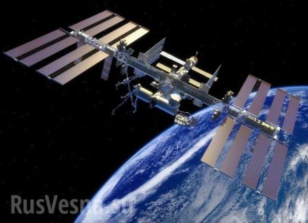 «Чемодан без ручки» — космонавт МКС сфотографировал спутник в близкого расстояния (ВИДЕО)