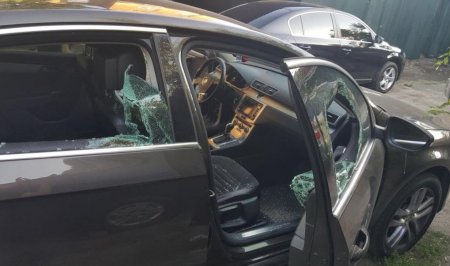 В Киеве у мужчины отобрали сумку с деньгами и разбили авто