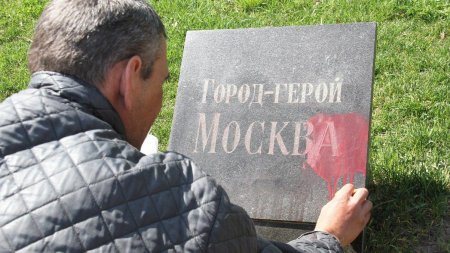 Оскверненным одесскими нацистами памятным табличкам городов-героев СССР вернули прежний вид