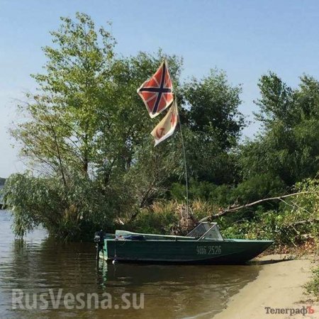 Моряки не сдаются: в Днепр вышла лодка с флагом ВМФ СССР (ФОТО)