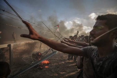 Палестинцы снесли забор на границе Израиля и сектора Газа
