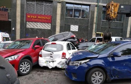 В Киеве автокран без тормозов повредил 17 машин