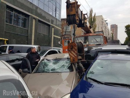 Кран сминает машины на светофоре в центре Киева — кадры момента аварии (ВИДЕО)
