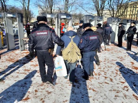 Автозак и нары вместо теплой постели: провокаторов ждал сюрприз на марше Немцова