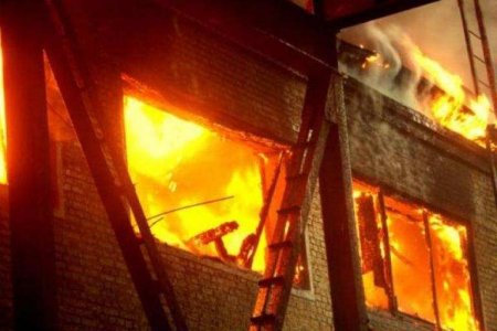 Чудесное спасение: мужчины забрались на третий этаж и вытаскивали детей из горящей квартиры (ВИДЕО)