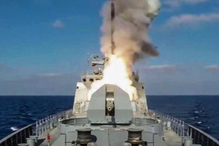 Российский фрегат уничтожил цели во время учений на фоне захода в Чёрное море кораблей США 