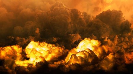 Мощнейший пожар после ракетного удара по нефтебазе в Кривом Роге (ВИДЕО)